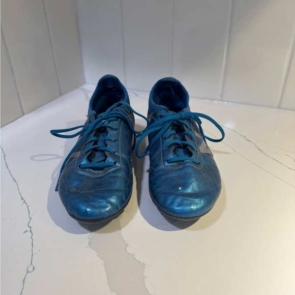 New Balance Blue Athletic Shoes Sleek Design - Picture 2 of 5